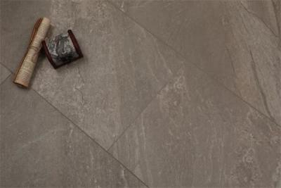 China Los tablones de lujo del vinilo de Floorscore de la prenda impermeable hacen clic el suelo de piedra 20 milipulgada del proceso estadístico en venta