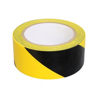 中国 示す通路の安全上の問題のための黄色く黒いポリ塩化ビニールのフィルムの注意テープ高い可視性 販売のため