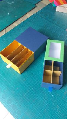 Chine les boîte-cadeau durs du livre à couverture dure 1500g repèrent Logo Printing de emballage UV 1C+1C à vendre