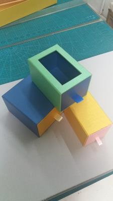 Chine les boîte-cadeau durs du livre à couverture dure 1500g repèrent Logo Printing de emballage UV 1C+1C à vendre