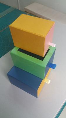 Chine les boîte-cadeau durs du livre à couverture dure 1500g repèrent Logo Printing de emballage UV 1C+1C à vendre