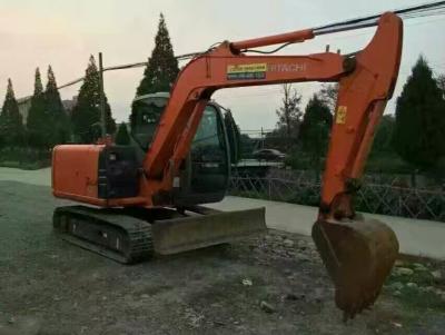 China Mini máquina escavadora usada de 6 toneladas ZX60 de Hitachi com lâmina e baixos horários laborais à venda