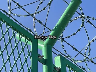 Cina Recinto in espansione Wire Mesh del metallo con il filo spinato del rasoio per sicurezza lungo il ponte in vendita