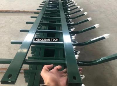 Chine Le PVC de recourbement supérieur de montée de Wire Mesh White Green Color Anti de barrière de pelouse zinguent le matériel en acier à vendre