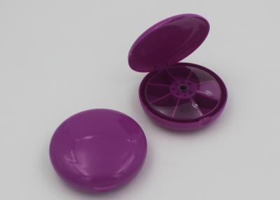 中国 紫色の二重帽子の 7 つのコンパートメント/旅行丸薬ホールダーが付いている円形の丸薬箱 販売のため