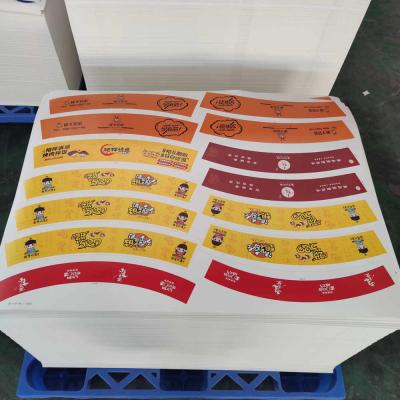 China La fan PE de la taza de papel de la impresión en offset de la prenda impermeable cubrió la alta tiesura no que se deslumbraba en venta