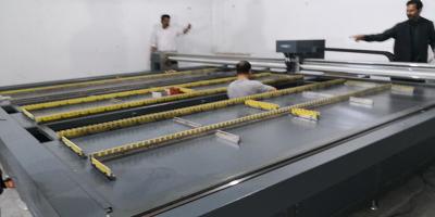 China Sistema liso UV da gravura de Digitas, gravador industrial do laser do leito, máquina de gravura de matéria têxtil à venda