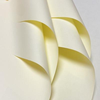 China Folhas de papel offset personalizadas rolos brancos e creme boa capacidade de impressão à venda