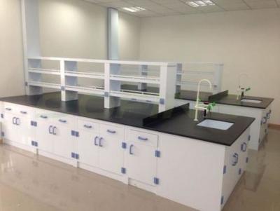 Chine Le laboratoire au plancher de polypropylène ajourne des bancs de travail à vendre
