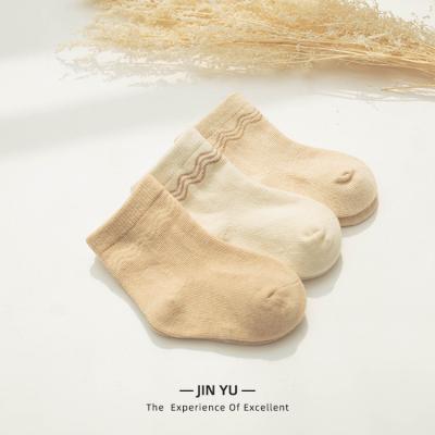 Chine Les chaussettes organiques imprimées de bébé de coton de 100 pour cent maintiennent doucement chaud à vendre