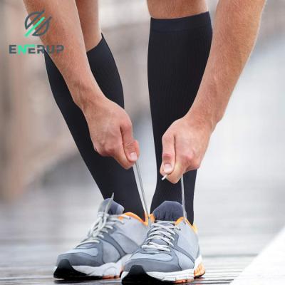 China Hohe Kompressions-Socken des schwarzen Nylon-Knie-15-20Mmhg für das Laufen zu verkaufen