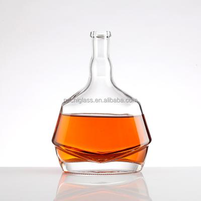China Fabricação personalizada de garrafas de vidro de brandy vodka com cortiça no último design à venda