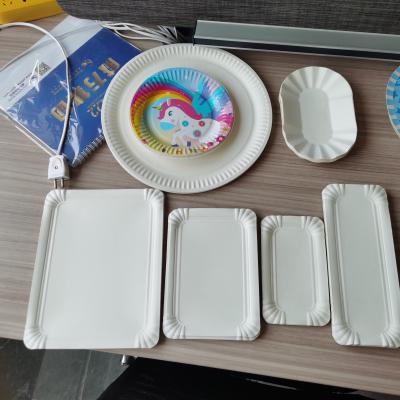Chine matériel différent d'assiette creuse de papier colorée différente de forme de machine de plaque à papier de conception avec le film en enduisant le pe de pla à vendre