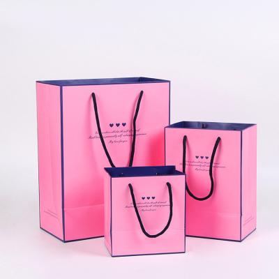 China Kundenspezifische Drucksache-Einkaufstaschen, personifizierte Papiergeschenk-Taschen mit Band-Griff zu verkaufen