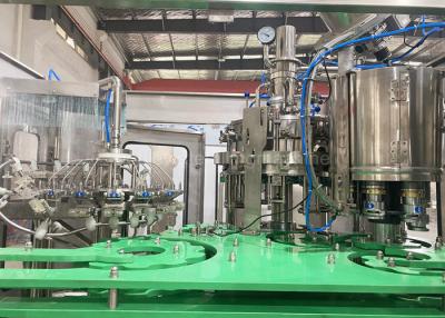 China Máquina de rellenar de la soda de la botella de cristal, embotelladora de la bebida carbónica para la pequeña fábrica en venta