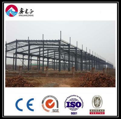 China Estrutura de aço de armazém pré-fabricado personalizado com painéis isolados à venda