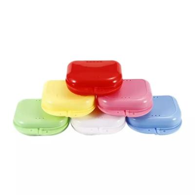 China Recipiente de armazenamento magro colorido da dentadura portátil com furos de respiradouro à venda