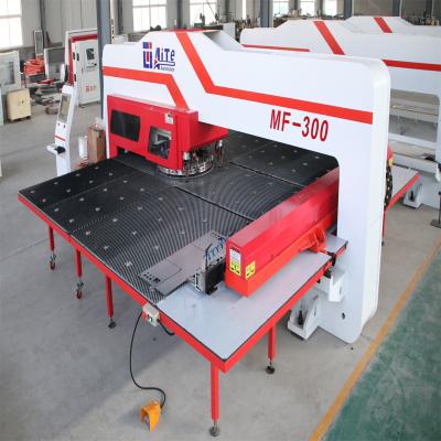 Chine Machine servo électrique de presse de poinçon de tourelle du perforateur 300KN de tourelle à vendre