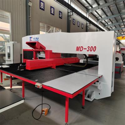 中国 75KW CNCのタレットの打つ機械32場所の薄板金のタレットの穿孔器 販売のため