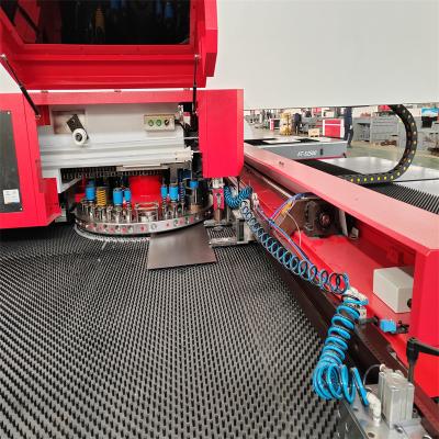 中国 300KN CNCのタレットの打つ機械1250mm×2500mm工作物のタレットCNC機械 販売のため