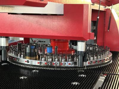 China Dikte 6.5mm CNC van de het Ponsenmachine 300KN van het Bladmetaal van het het Bladmetaal het Torentjestempel Te koop