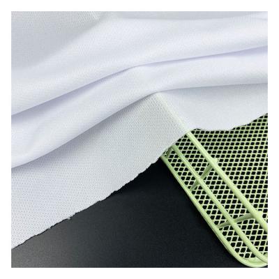 Chine Spot 7572 Polyester Mesh Stain Repellent Fabric 140g Moisture Wicking Quick Dry Mesh Cloth à vendre