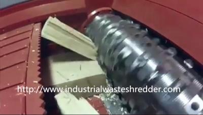 China Wood Plate / Block Single Shaft Shredder Stable Running Hydraulic Feeding System for sale