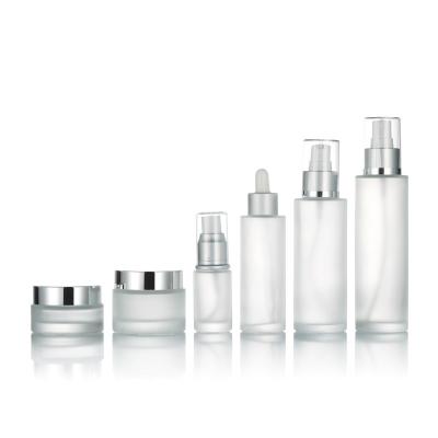 China 80ml Cosmetic Packaging Containers Face Cream Glass Bottle Set With Dropper Spray Lid en venta