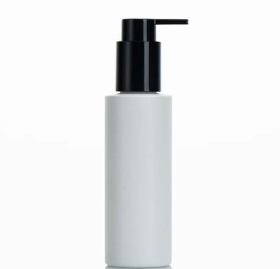 Chine Bouteille cosmétique en plastique 120ml mat de empaquetage de soins de la peau de pulvérisateur blanc de pompe à vendre