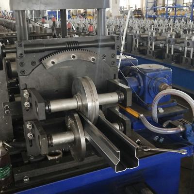 中国 金属パレット貯蔵の棚はギヤが付いている機械を形作る棚ロールに電流を通した 販売のため