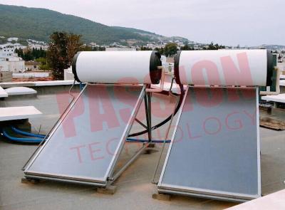 Chine Chauffe-eau solaire plat plat pressurisé par 150L 300L avec la feuille de cuivre de réservoir blanc à vendre