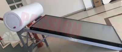 Chine Système d'eau chaude plat de panneau solaire de film bleu compact de pression pour l'eau de chauffage à vendre