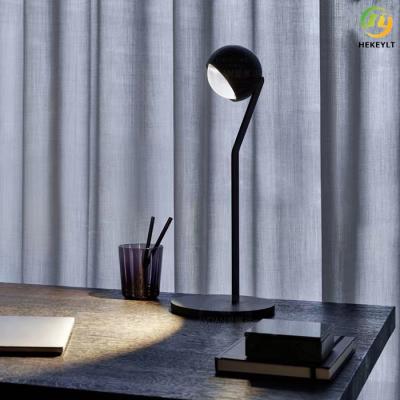 China Lámpara de mesa rotativa nórdica del estudio del LED para la sala de estar en venta
