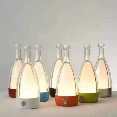 China Forma borracha de encargo tricolor moderna multifuncional de la botella de la lámpara de mesita de noche del hotel en venta
