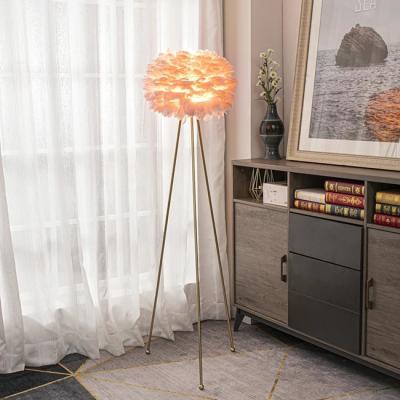 Chine Décoration de rose de plume de lampadaire de trépied en métal de la chambre à coucher E26 de salon à vendre
