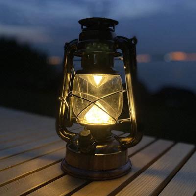 Chine Lumière campante de camping d'Usb rétro en métal extérieur rechargeable de lumière à vendre