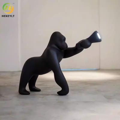 China Sculpture Black Gorilla Floor Lamp For Hotel Lobby Exhibition Hall en venta