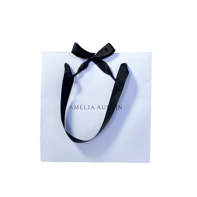 China 350gsm Luxury Simple Paper Handbag White Paper Gift Bags With Handles for sale