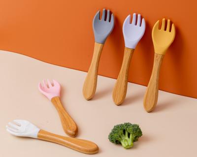 China Latex Free 5pcs Baby Silicone Spoon Set With Wooden Handle for sale