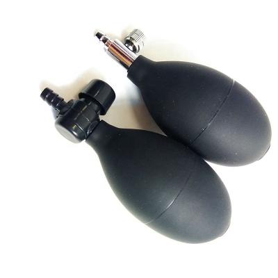 China Bomba de aire de goma del sphygmomanometer del aire con la presurización manual del metal y de las válvulas plásticas de la bomba adulta en venta
