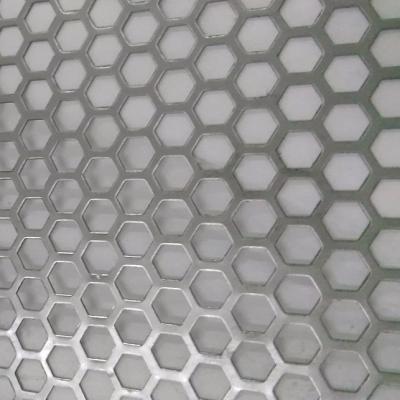 China Hoja de aluminio perforada hexagonal 2m m 3003 5005 5052 6061 3004 gruesos en venta