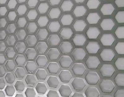China El agujero hexagonal perforó la hoja de aluminio perforada metal 2m m densamente 3003 5005 5052 6061 3004 en venta