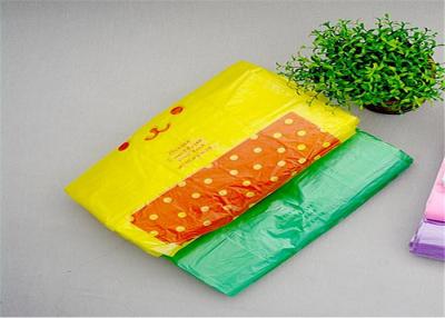 China bolsos polivinílicos plásticos del paquete de 320*400m m con la manija, logotipo plástico de la aduana de los bolsos de compras en venta