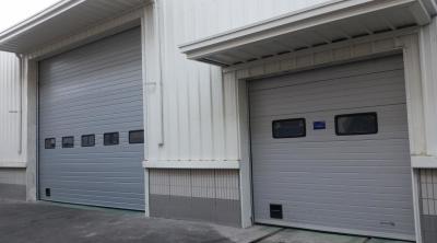 中国 部門別の頭上式のガレージのドアの色によって塗られる鋼鉄24db健全な絶縁材を挟んで下さい 販売のため