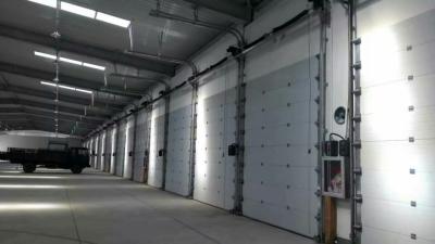 China puertas de arriba seccionales comerciales de la placa de acero de 0.4m m con hardware galvanizado caliente en venta