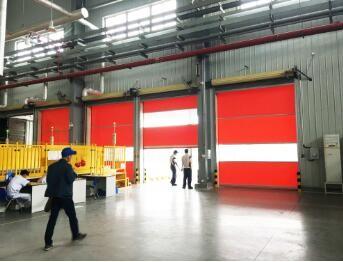 China Effectieve isolatie PVC snelle roldeuren 800N automatisering rolluik op hoog niveau Te koop