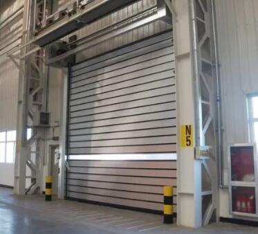 China El panel de bocadillo espiral de alta velocidad industrial de la puerta 70m m para el paso al aire libre en venta