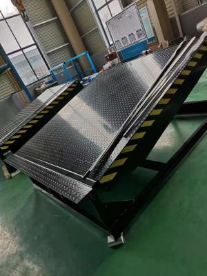 China Hydraulic Integrated Loading Dock Lifts Leveler Anti Skid Smart Safe Design for sale
