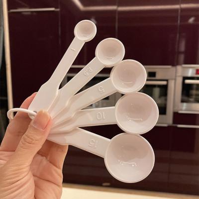 China Multi Size 5 Piece Kitchen Plastic Measuring Spoons Kit For Baking for sale