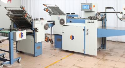 China máquina industrial del plegamiento del papel de formato grande de la anchura de 530m m para el folleto en venta